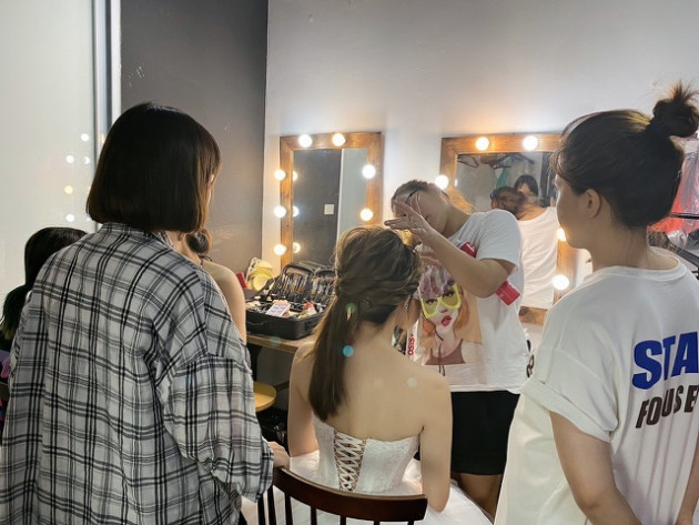 'Mất mùa' cưới vì Covid-19, nghề trang điểm ế khách 'khóc' như mưa