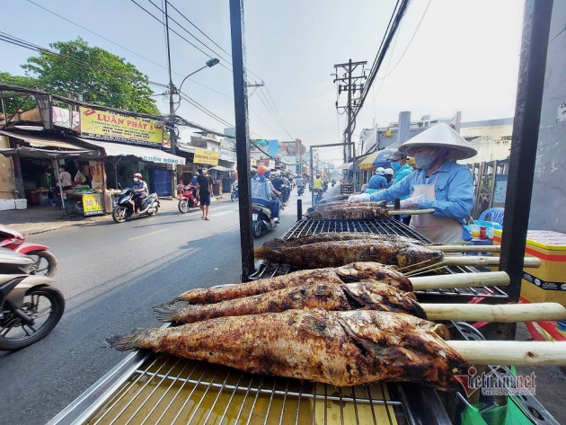 'Mẹ đẻ' món cá lóc nướng cúng Thần Tài, ngày bán 5.000 con thu 750 triệu