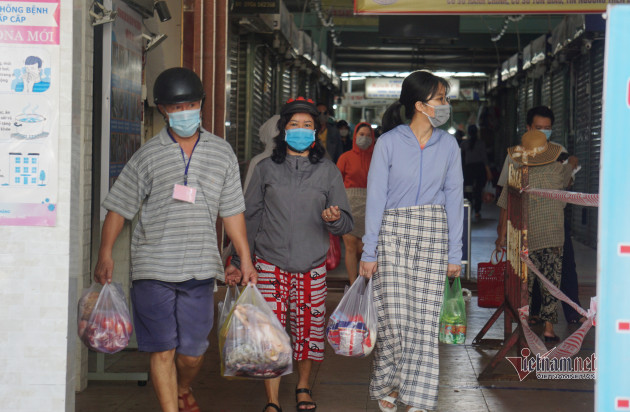 Mớ rau muống 40 nghìn, chanh tăng giá gấp đôi: Dân chen mua, chợ cháy hàng