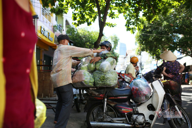 Mớ rau muống 40 nghìn, chanh tăng giá gấp đôi: Dân chen mua, chợ cháy hàng