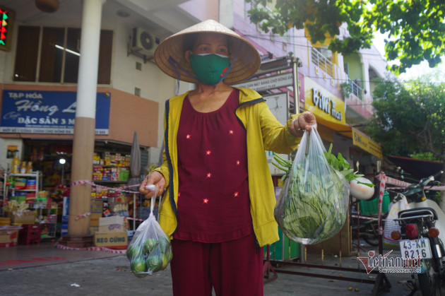 Mớ rau muống 40 nghìn, chanh tăng giá gấp đôi: Dân chen mua, chợ cháy hàng