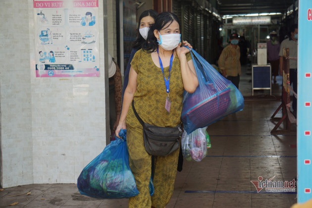 Mớ rau muống 40 nghìn, chanh tăng giá gấp đôi: Dân chen mua, chợ cháy hàng