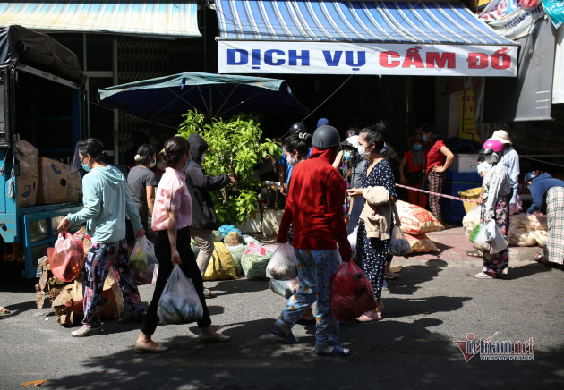 Mớ rau muống 40 nghìn, chanh tăng giá gấp đôi: Dân chen mua, chợ cháy hàng