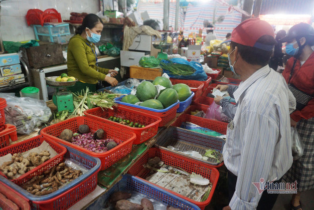 Mớ rau muống 40 nghìn, chanh tăng giá gấp đôi: Dân chen mua, chợ cháy hàng