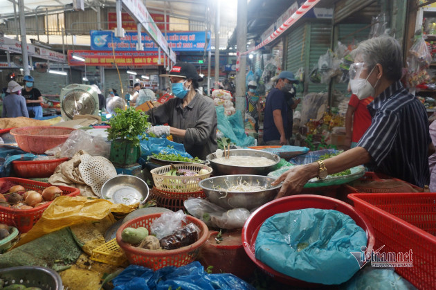 Mớ rau muống 40 nghìn, chanh tăng giá gấp đôi: Dân chen mua, chợ cháy hàng