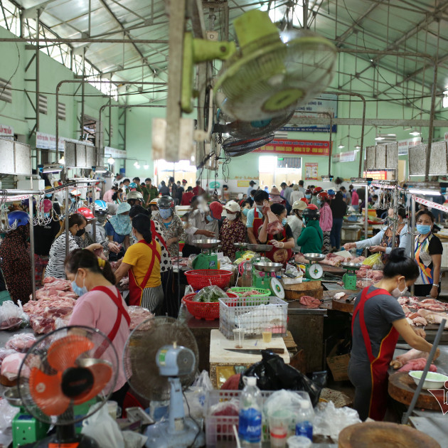 Mớ rau muống 40 nghìn, chanh tăng giá gấp đôi: Dân chen mua, chợ cháy hàngicon