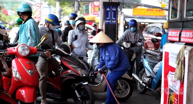 Mọi thứ quay cuồng tăng giá, công nhân cuốc bộ đi làm từ tờ mờ sáng