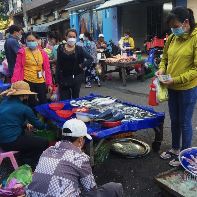 Mọi thứ quay cuồng tăng giá, công nhân cuốc bộ đi làm từ tờ mờ sángicon