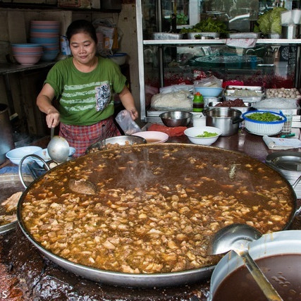 Món bò hầm đun đi đun lại suốt gần nửa thế kỷ phục vụ khách ănicon