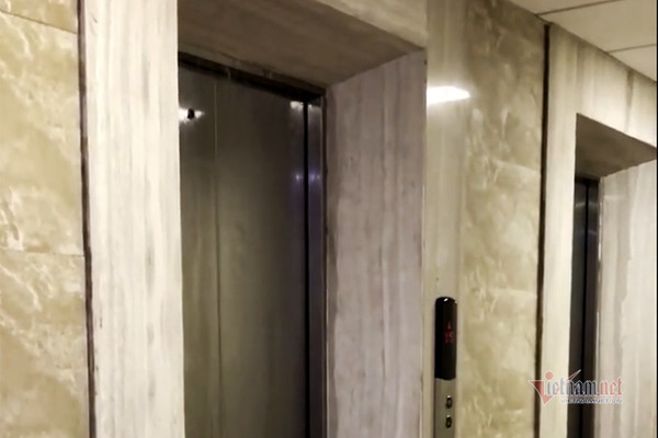 Mưa lớn, dân chung cư cũng tát nước như ở nhà phố