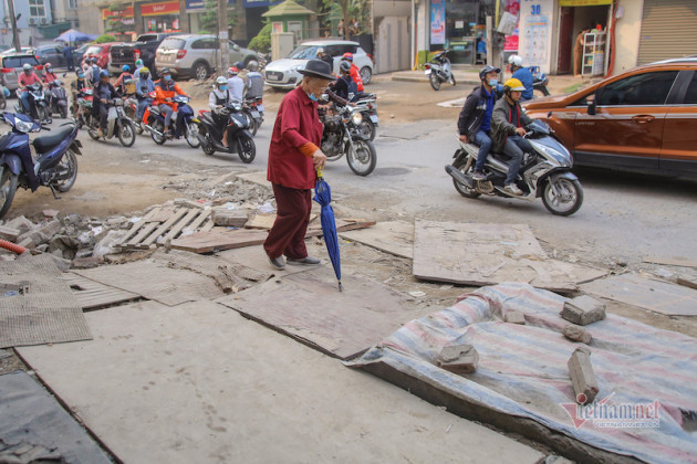 Mua nhà đón mở đường tăng giá: Quảng cáo thăng hoa, ăn cú hớ đường ‘siêu rùa’