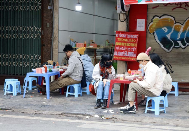 Mùng 2 đồng loạt mở hàng, bún phở 'giá Tết' tăng 25% không ai dám kêu