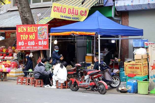 Mùng 2 đồng loạt mở hàng, bún phở 'giá Tết' tăng 25% không ai dám kêu