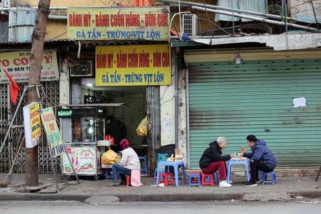 Mùng 2 đồng loạt mở hàng, bún phở 'giá Tết' tăng 25% không ai dám kêu