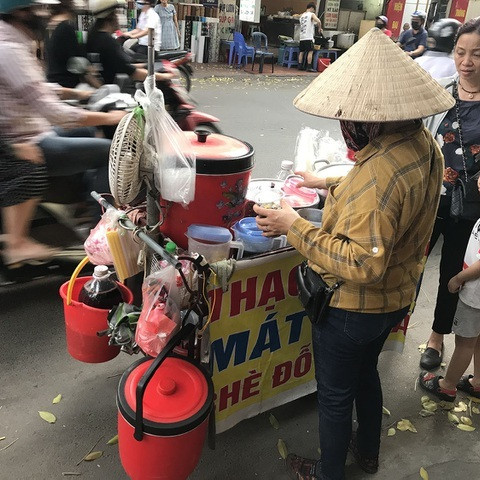 Nắng nóng 40 độ: Gánh hàng rong vỉa hè bán 300 cốc thạch/ngày