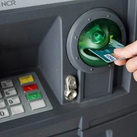 Ngân hàng đồng loạt miễn, giảm phí chuyển tiền online, rút tiền ATM