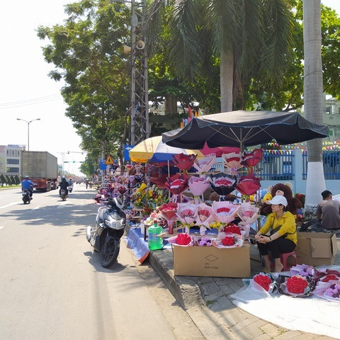 Ngày 8/3: Hoa tươi ế ẩm, hồng 'mạ vàng' bày đầy sạp không ai mua!icon