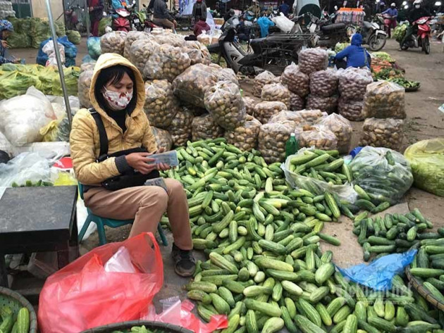 Ngày đầu cách ly, hàng la liệt ngoài chợ, chất đống trong siêu thị