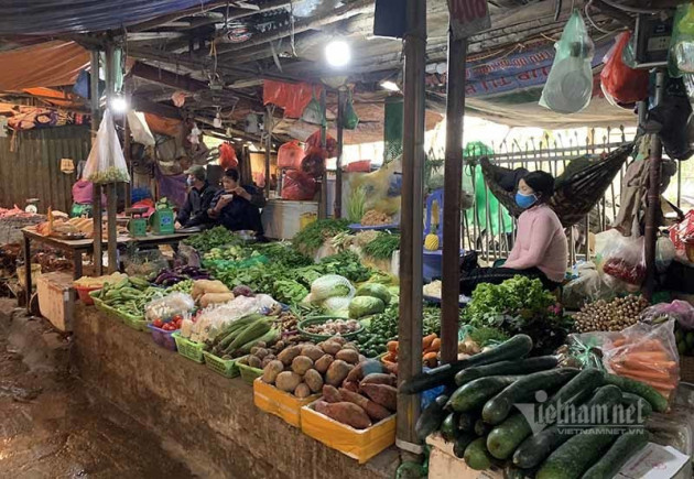 Ngày đầu cách ly, hàng la liệt ngoài chợ, chất đống trong siêu thị