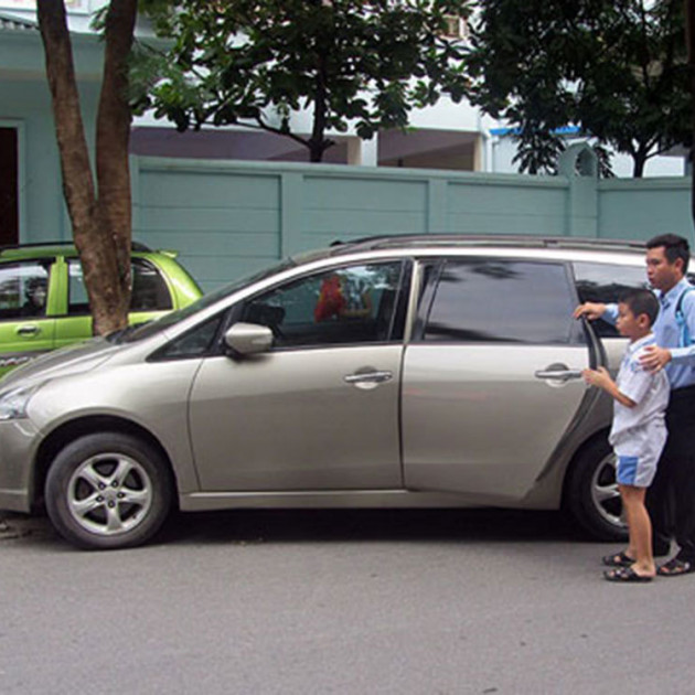 Ngày đầu con trở lại trường, phụ huynh cuống cuồng tìm xe đưa đónicon