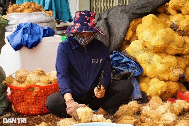 Nghề 'chặt đau tay' kiếm vài trăm nghìn đồng mỗi ngày giáp Tết