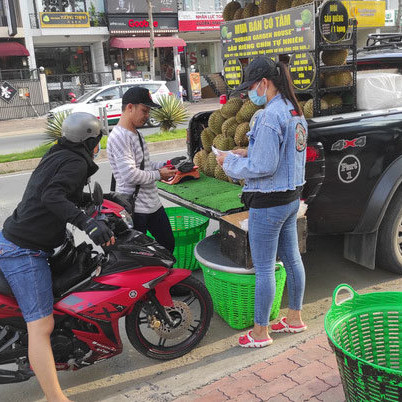 'Ngọc sầu riêng' đem xe tiền tỷ đi bán sầu rong, lời 2 triệu/ngàyicon