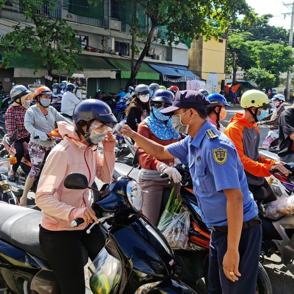 Người dân miền Tây đổ xô đi chợ, giá thực phẩm tăng vọt