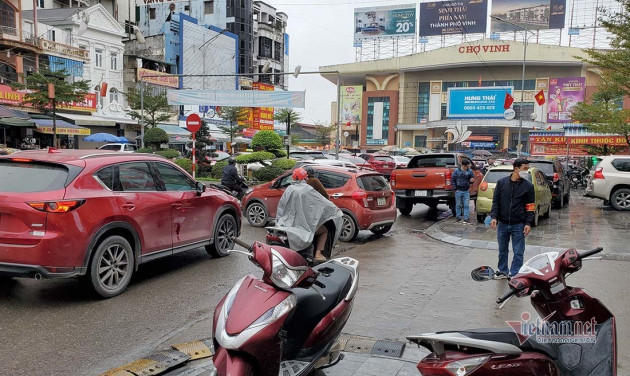 Người dân miền Trung chen chúc đi mua vàng ngày vía Thần Tài