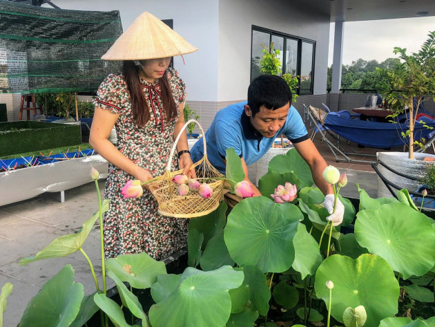 Anh Huynh kể, vợ chồng anh đi học và làm việc ở châu Âu về Việt Nam định cư từ đầu những năm 90, thay vì về quê anh chị chọn Sài Gòn làm nơi lập nghiệp với nghề kinh doanh xây dựng, bất động sản và dịch vụ ăn uống. Vợ chồng anh có 4 cháu, bản thân sinh ra ở vùng quê, lớn lên học tập, làm việc thì phải rời xa gốc gác, nay định cư cũng xa cả ngàn cây số nên muốn gợi nhớ niềm thương cũ, anh quyết định trưng dụng không gian sân vườn để trồng rau. Vì có diện tích rộng rãi nên anh quyết định làm biển phân khu vực và đặt tên các địa phương gắn với tuổi thơ như: Đồng Nguội, Xóm Ngoài, Đồng Diệc, Xóm Cát, Máng Bẩy, Xóm Chùa, Ao Ươm, Đìa Dái,… Một căn nhà hiện đại được chấm phá bằng những cái tên xưa cũ, là cách thức anh muốn con cái có một tâm hồn đầy ắp nguồn cội.