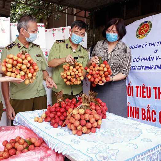 Người hy sinh khi chống dịch, kẻ bị bắt vì lạm dụng chức quyền