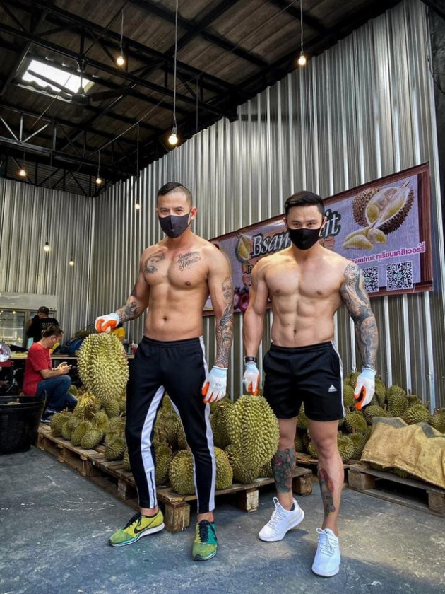 Nhà hàng 'hốt bạc' nhờ dàn trai đẹp để ngực trần phục vụ quán lẩu