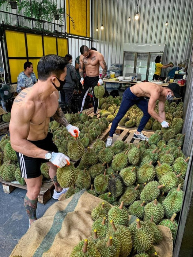Nhà hàng 'hốt bạc' nhờ dàn trai đẹp để ngực trần phục vụ quán lẩu