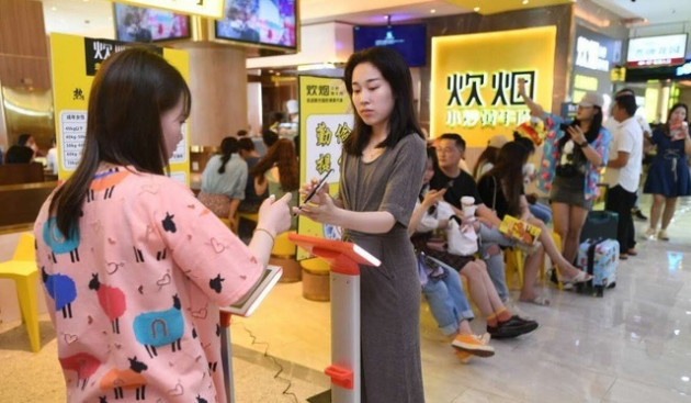 Nhà hàng yêu cầu khách tự kiểm tra cân nặng trước khi gọi món