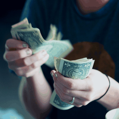 Nhiều người trẻ đi vay tiền để đầu tư chứng khoánicon