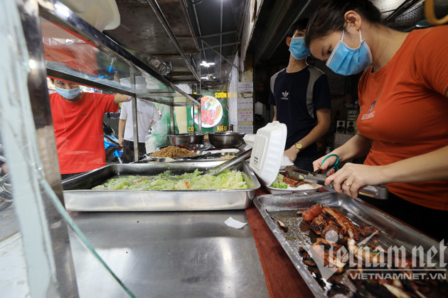 Nhịn gần 2 tháng, đứng chờ mua phở, bún chả ăn đỡ thèm