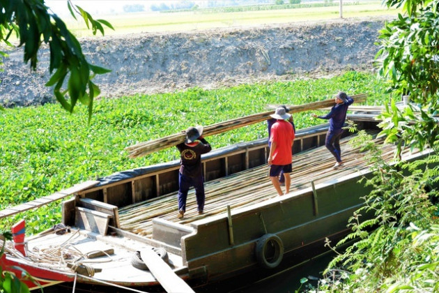 Nhọc nhằn nghề 'thổi lửa nướng tầm vông' vùng quê An Giang