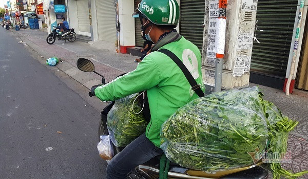 Những chàng trai trẻ, 'tay xách nách mang' lượn khắp phố Sài Gòn vắng lạ