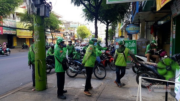 Những chàng trai trẻ, 'tay xách nách mang' lượn khắp phố Sài Gòn vắng lạ