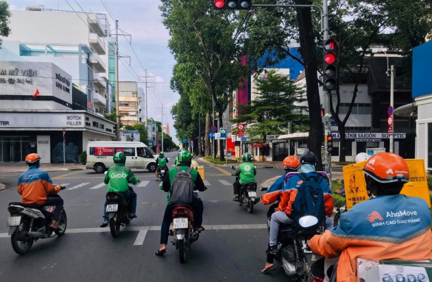 Những chàng trai trẻ, 'tay xách nách mang' lượn khắp phố Sài Gòn vắng lạ