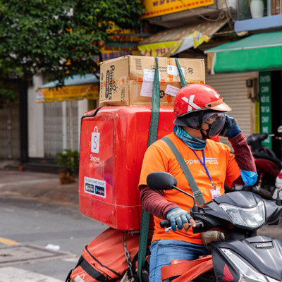 Những ‘ngọn lửa’ shipper ấm lòng dân trong giãn cáchicon