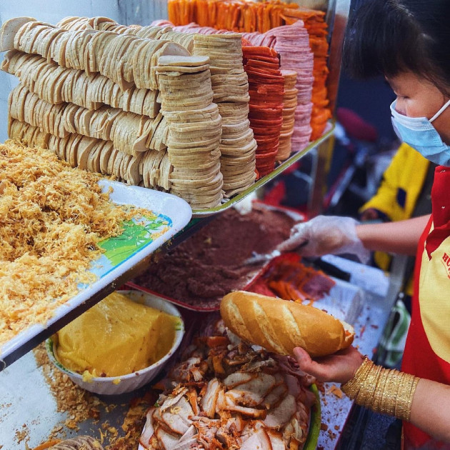 Những quán bánh mì ở Sài Gòn, khách muốn ăn phải xếp hàng cả tiếngicon