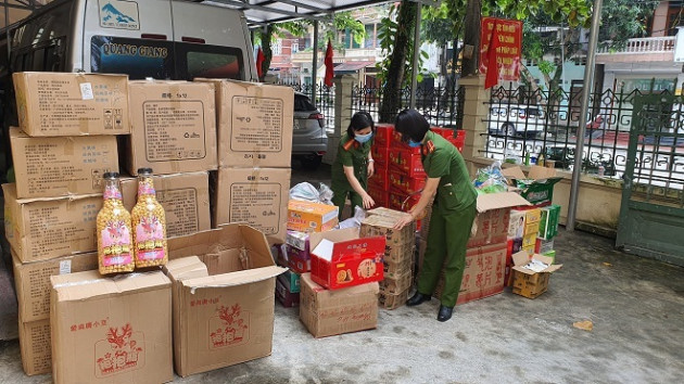 Phát sốt với chai bỏng ngô khổng lồ cao nửa mét, nặng một cân