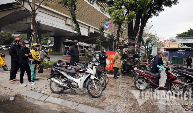 Quá oải chiều 29 Tết: Rửa ô tô 'chém' 300 nghìn, cắt tóc chờ 3 tiếng