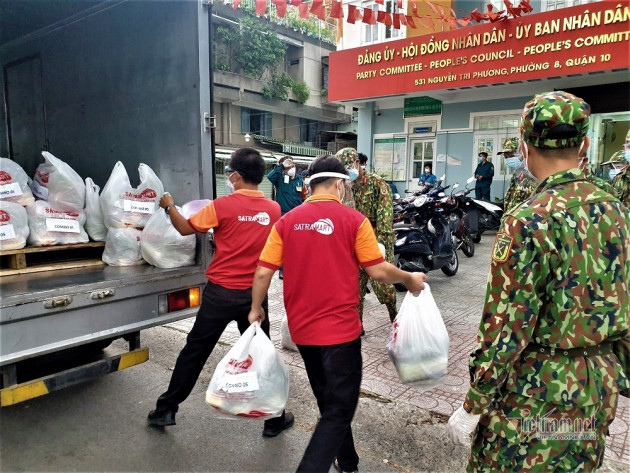 Quá tải, siêu thị xin nới giờ bán hàng, tăng thêm giấy đi đường