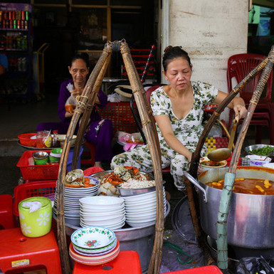 Quán bánh canh cua vỉa hè ngon nức tiếng, bát đắt nhất lên đến 200.000 đồng