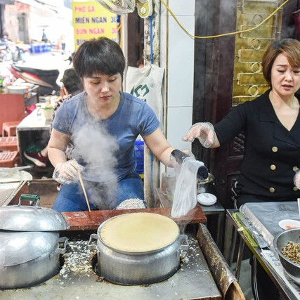 Quán bánh cuốn đắt hàng suốt 40 năm, ngày bán 200 suất ở Hà Nội