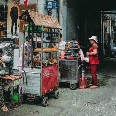 Quán bánh mì thịt nướng bán không ngừng tay ở phố Nguyễn Trãi, từng được tạp chí du lịch Mỹ vinh danh ngon nhất thế giới