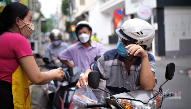 Hàng bánh mỳ 90 năm tuổi cha truyền con nối, chủ quán nhớ khẩu vị cả trăm khách