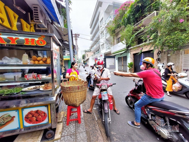 Hàng bánh mỳ 90 năm tuổi cha truyền con nối, chủ quán nhớ khẩu vị cả trăm khách