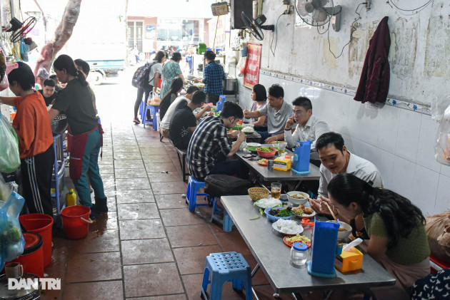 Quán bún chả núp dưới chân cầu thang khu tập thể, có ngày bán 600 suất - 10